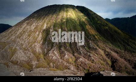 Monte Batok nel Bromo Tengger Semeru National Park, Giava Est, Indonesia. Visto dal Monte bromo. Foto Stock