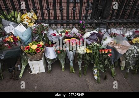 LONDRA, Regno Unito - 10 APRILE: Fiori fuori Buckingham Palace dopo l'annuncio della morte del principe Filippo, duca di Edimburgo Foto Stock