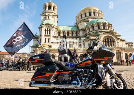 Harley Davidson moto alla Cattedrale di St. Alexander Nevski durante il raduno annuale di moto e sfilata a Sofia, Bulgaria, Europa Foto Stock