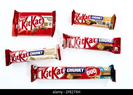 Selezione di barrette di cioccolato Nestle Kit Kat su un bianco sfondo Foto Stock