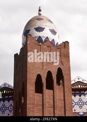 DETALLE DE UNA DE LAS TORRES DE LA PLAZA DE TOROS MONUMENTAL DE BARCELONA - 1914/1916 - ARQUITECTURA NEOMUDEJAR. Posizione: Plaza de Toros Monumental de Barcelona. Barcellona. SPAGNA. Foto Stock