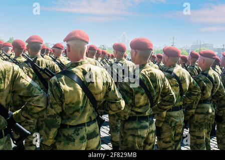 Militare con armi. Giovani soldati in uniformi verdi e beretti rossi: Mosca, Russia, 09 maggio 2019. Foto Stock