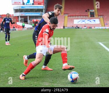 Alex Mowatt n. 27 di Barnsley detiene Paddy McNair n. 17 di Middlesbrough a Barnsley, Regno Unito il 10/2021. (Foto di Mark Cosgrove/News Images/Sipa USA) Foto Stock