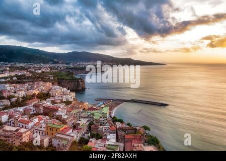 Tramonto sulla costa di Sorrento. Sorrento è una città che si affaccia sul Golfo di Napoli nel Sud Italia. È diventato una destinazione turistica popolare Foto Stock