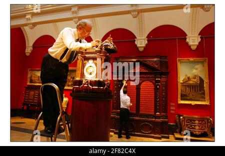 La prima mostra su King George III e Queen Charlotte si apre alla Queens Gallery di Buckingham Palace. Robert Ball, il Queens Clockmaker controlla il meccanismo dell'orologio astronomico di Christopher Pinchbeck, il creatore di orologi dei re, e Sir William Chambers, il suo architetto. Uno degli orologi più complessi al mondo registra il tempo in luoghi di tutto il mondo rispetto al tempo medio, e l'acqua alta e bassa ai porti marittimi. Il quadrante della calandra incorpora un planisfero e il quadrante dell'Orreria include un termometro.pic David Sandison 25/3/2004 Foto Stock