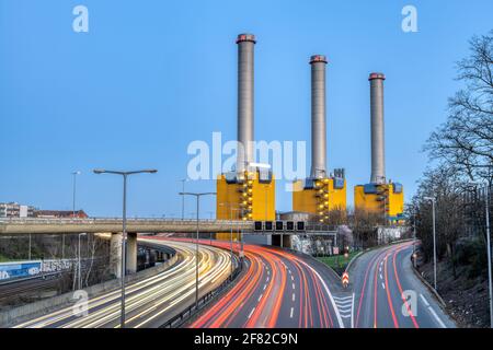 Centrale elettrica e autostrada al crepuscolo visto a Berlino, Germania Foto Stock