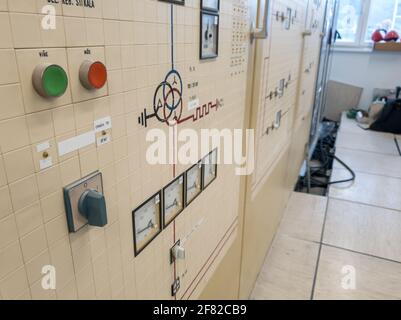 Quadri di controllo e protezione vintage della centrale elettrica con schemi a linea singola. Foto Stock