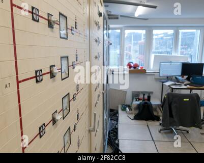 Quadri di controllo e protezione vintage della centrale elettrica con schemi a linea singola. Foto Stock