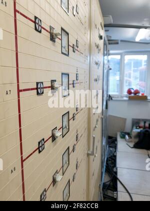 Quadri di controllo e protezione vintage della centrale elettrica con schemi a linea singola. Foto Stock