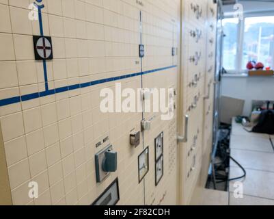 Quadri di controllo e protezione vintage della centrale elettrica con schemi a linea singola. Foto Stock