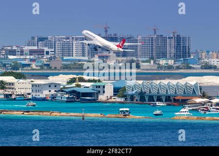 Male, Maldive – 18 febbraio 2018: Turkish Airlines Airbus A330 aereo a Male aeroporto (MLE) nelle Maldive. Foto Stock