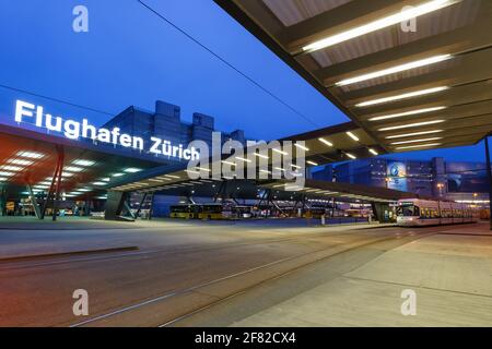 Zurigo, Svizzera – 22 febbraio 2018: Tram all'alba all'aeroporto di Zurigo (ZRH) in Svizzera. Foto Stock