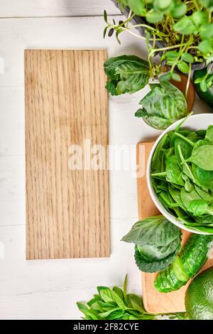 Piatto di serie di verdure verdi assortite, prodotti freschi organici crudi, cibo sano cibo pulito, per una cucina sana, cibo vegetariano e vegano, Foto Stock