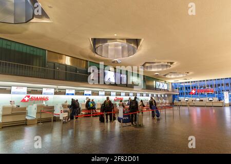 Zurigo, Svizzera – 22 febbraio 2018: Zürich Terminal Check-in 1 Swiss Air Lines presso l'aeroporto di Zurigo (ZRH) in Svizzera. Foto Stock