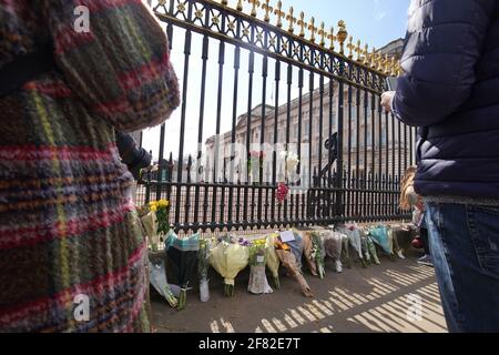 I fiori partirono fuori Buckingham Palace, Londra, dopo l'annuncio della morte del Duca di Edimburgo all'età di 99 anni, venerdì 6 aprile. Data immagine: Domenica 11 aprile 2021. Foto Stock