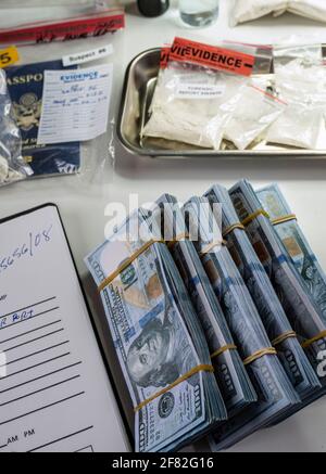 bollette in dollari e passaporti in unità di indagine penale, immagine concettuale Foto Stock