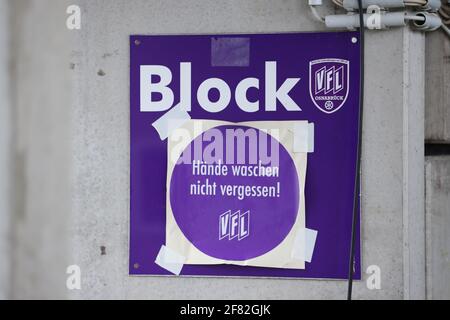 11 aprile 2021, bassa Sassonia, Osnabrück: Calcio: 2 Bundesliga, VfL Osnabrück - Eintracht Braunschweig, giorno 28, allo stadio di Bremer Brücke. 'Block - non dimenticare di lavare le mani!' è scritto su un cartello nello stadio. Foto: Friso Gentsch/dpa - NOTA IMPORTANTE: In conformità con le norme del DFL Deutsche Fußball Liga e/o del DFB Deutscher Fußball-Bund, è vietato utilizzare o utilizzare fotografie scattate nello stadio e/o della partita sotto forma di sequenze di immagini e/o serie di foto di tipo video. Foto Stock