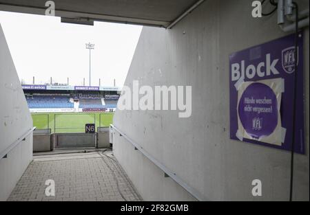 11 aprile 2021, bassa Sassonia, Osnabrück: Calcio: 2 Bundesliga, VfL Osnabrück - Eintracht Braunschweig, giorno 28, allo stadio di Bremer Brücke. 'Block - non dimenticare di lavare le mani!' è scritto su un cartello nello stadio. Foto: Friso Gentsch/dpa - NOTA IMPORTANTE: In conformità con le norme del DFL Deutsche Fußball Liga e/o del DFB Deutscher Fußball-Bund, è vietato utilizzare o utilizzare fotografie scattate nello stadio e/o della partita sotto forma di sequenze di immagini e/o serie di foto di tipo video. Foto Stock