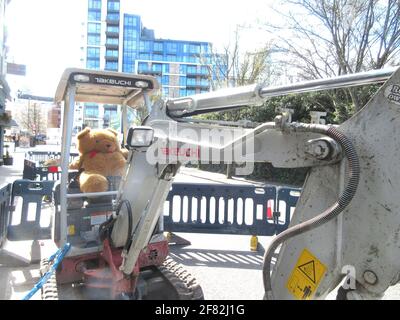 Londra, Regno Unito. 11 Apr 2021. Gli orsacchiotti giganti (che riecheggiano i famosi "Les nounours des gobelins" di Parigi) si ritrovano in luoghi insoliti a Londra. Questo hotel si trova nel porto di Chelsea. Credit: Brian Minkoff/Alamy Live News Foto Stock