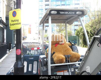 Londra, Regno Unito. 11 Apr 2021. Gli orsacchiotti giganti (che riecheggiano i famosi "Les nounours des gobelins" di Parigi) si ritrovano in luoghi insoliti a Londra. Questo hotel si trova nel porto di Chelsea. Credit: Brian Minkoff/Alamy Live News Foto Stock