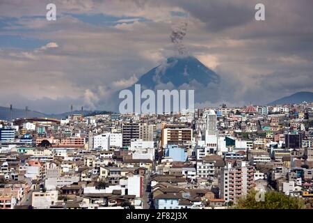 Eruzione del vulcano Tungurahua sopra la città di Ambato nel Viale dei Vulcani nel centro dell'Ecuador, Sud America. La lava di eruttios si allontana Foto Stock