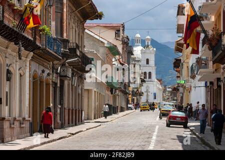 Scena di strada nella città di Cuenca (Santa Ana de los Cuatro Ríos de Cuenca) nella provincia di Azuay in Ecuador, Sud America. Foto Stock