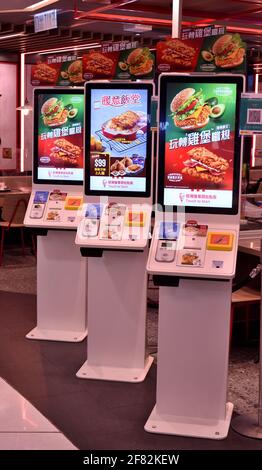 Ordinare chioschi nel ristorante KFC, Hong Kong Foto Stock