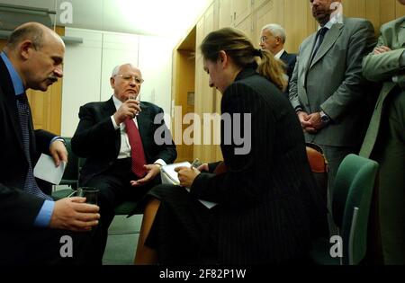 Presidente della Croce Verde Internazionale ed ex Presidente dell'Unione Sovietica, Mikhail Gorbachev, ad una Conferenza Stampa a Portcullis House riguardo alla campagna per sradicare l'esistenza di armi chimiche e biologiche.10 luglio 2002 foto Andy Paradise Foto Stock