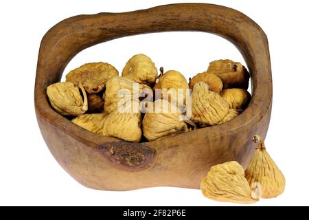 fichi selvatici secchi in una ciotola di ulivo isolato su sfondo bianco Foto Stock