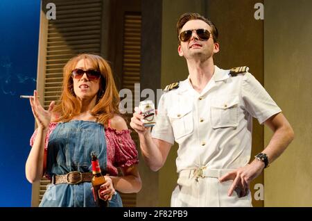 Catherine Tate (Beatrice), David Tennant (Benedick) in MUCH ADO ABOUT NOTHING di Shakespeare al Wyndham's Theatre, Londra WC2 01/06/2011 design: Rob Jones illuminazione: Peter Mumford regista: Josie Rourke Foto Stock