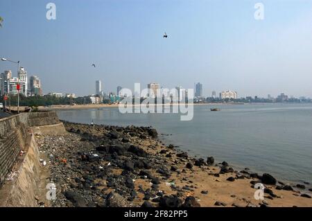 Vista da Malabar che guarda attraverso Back Bay e la fila di edifici conosciuta come la collana della Regina a Mumbai in un pomeriggio soleggiato. Foto Stock