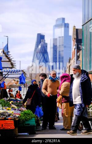 Street market, Whitechapel Road, East London, architettura moderna e alta della città di Londra sullo sfondo, Londra, Regno Unito Foto Stock