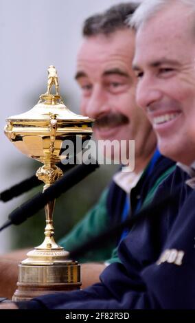 RYDER CUP 2002 AL BELFRY SAM TORRANCE AND CURTIS STRANO CON LA RYDER CUP IMMAGINE DAVID ASHDOWN.RYDER CUP BELFRY 2002 Foto Stock