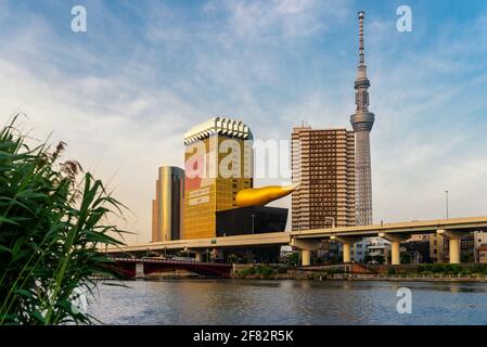 Tokyo, Giappone, 9 giugno 2020: Vista di un giorno del famoso e distintivo Tokyo Skytree, la Torre Asahi, il Fiume Sumida. La sede centrale della birreria Asahi. Durante la covid 19 Foto Stock