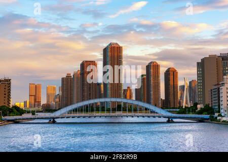 Bella scena del fiume Sumida con il famoso ponte di Eitai e Okawabata Rivercity e moderno quartiere di Tsukishima Tokyo, Giappone, sfondo dei viaggi Foto Stock