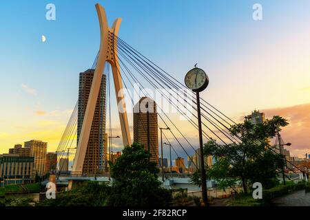 Bella scena serale del famoso Ponte Chuo-Ohashi e del moderno quartiere di Tsukishima Tokyo, Giappone, sfondo dei viaggi Foto Stock