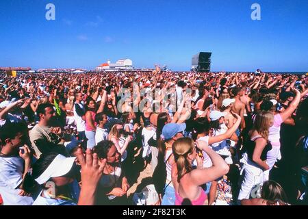 Folla adolescente al concerto sulla spiaggia, Great Yarmouth, Norfolk, Inghilterra, Regno Unito Foto Stock