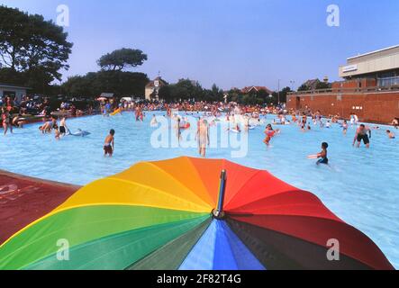 La vecchia piscina per bambini, il parco giochi Peter Pan's e Beach House Green, Worthing, West Sussex, Inghilterra, Regno Unito. Circa 2000 Foto Stock