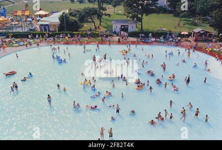 La vecchia piscina per bambini, il parco giochi Peter Pan's e Beach House Green, Worthing, West Sussex, Inghilterra, Regno Unito. Circa 2000 Foto Stock