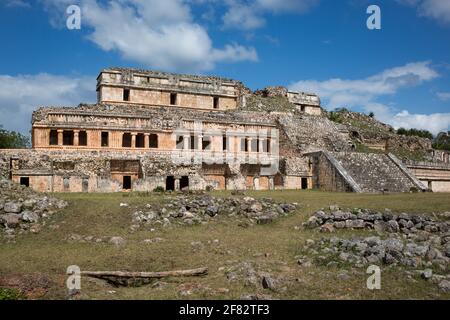 Grande palazzo di Sayil, un sito di rovine Maya a Yucatan, Messico Foto Stock