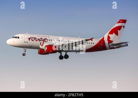 Los Angeles, Stati Uniti – 20. Febbraio 2016: Air Canada Rouge Airbus A319 all'aeroporto di Los Angeles (LAX) negli Stati Uniti. Foto Stock