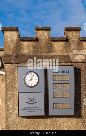 Cannoni di partenza al Royal Yacht Squadron a Cowes ON L'Isola di Wight Foto Stock