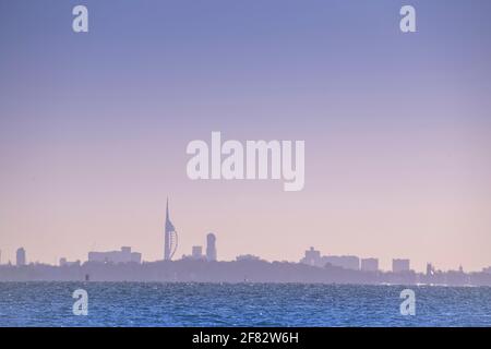 La Spinnaker Tower a Porttsmouth, presa dall'Isola di Wight all'alba Foto Stock