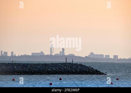 La Spinnaker Tower a Porttsmouth, presa dall'Isola di Wight all'alba Foto Stock