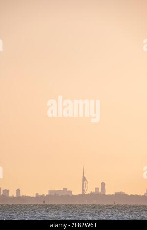 La Spinnaker Tower a Porttsmouth, presa dall'Isola di Wight all'alba Foto Stock