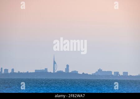 La Spinnaker Tower a Porttsmouth, presa dall'Isola di Wight all'alba Foto Stock