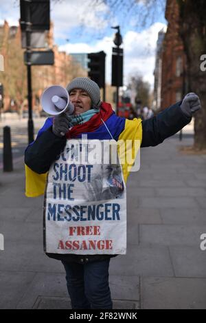 Londra, Regno Unito. 11 Apr 2021. Donna che ha un cartello fuori dalla corte dei Magistrati di Westminster per sensibilizzare il pubblico circa 2 anni dall'arresto di Julian Assange. Credit: Andrea Domeniconi/Alamy Live News Foto Stock