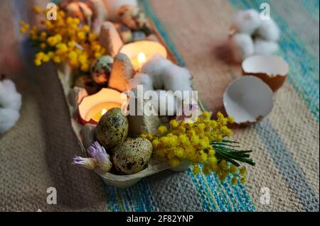 Decorazioni pasquali, candele, uova, fiori secchi, gusci d'uovo Foto Stock