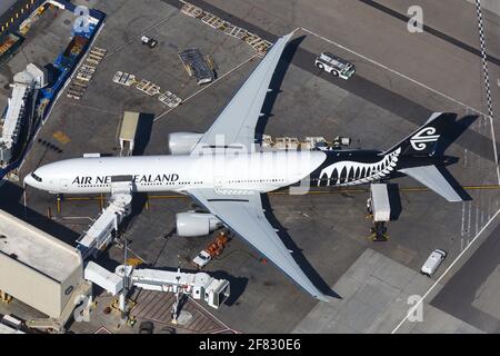 Los Angeles, Stati Uniti d'America - 20. Febbraio 2016: Air New Zealand Boeing 777-300 all'aeroporto di Los Angeles (LAX) negli Stati Uniti. Boeing è un costruttore di aeromobili basato Foto Stock