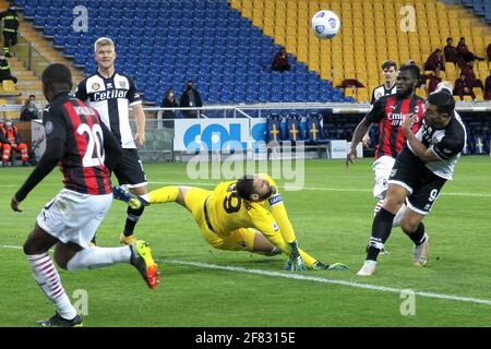 PARMA, ITALIA - APRILE 10: Portiere Gianluigi DONNARUMMA di AC Milano, Franck Kessie di AC Milano e Graziano pelle di Parma Calcio durante la Serie A. Foto Stock